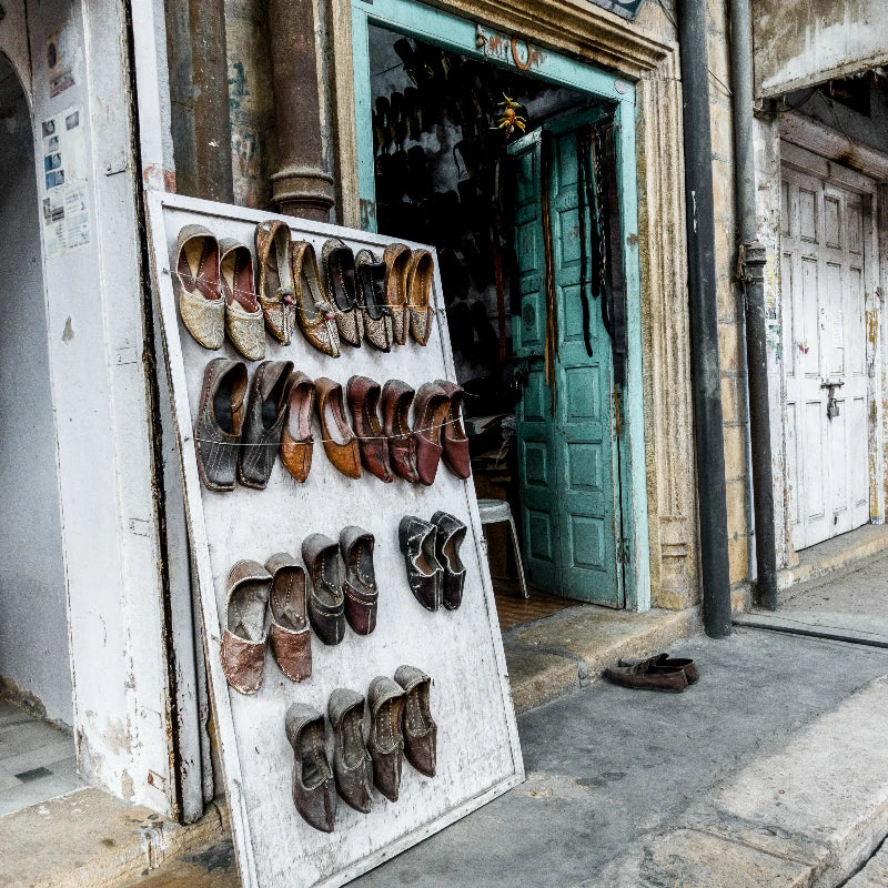 De la ferme aux podiums de la Fashion Week : L'histoire fascinante du sabot et de la mule