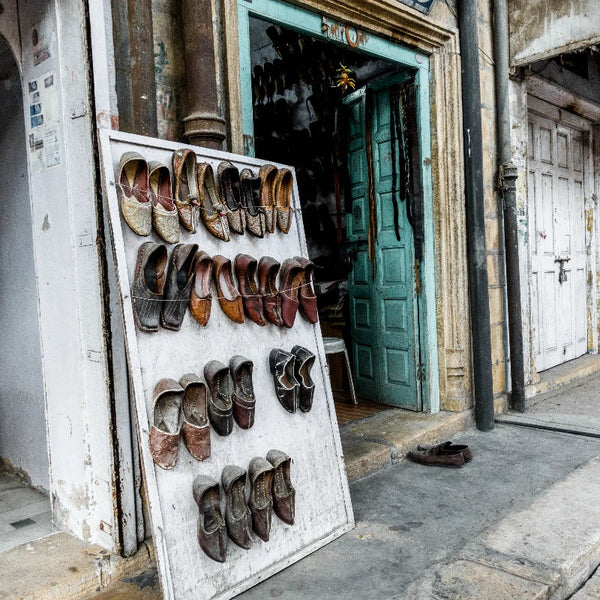 De la ferme aux podiums de la Fashion Week : L'histoire fascinante du sabot et de la mule