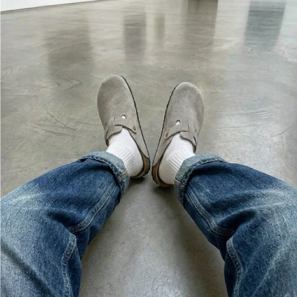 Chaussettes et Sabots : Le guide ultime pour oser le style "Socks & Sandals" en automne