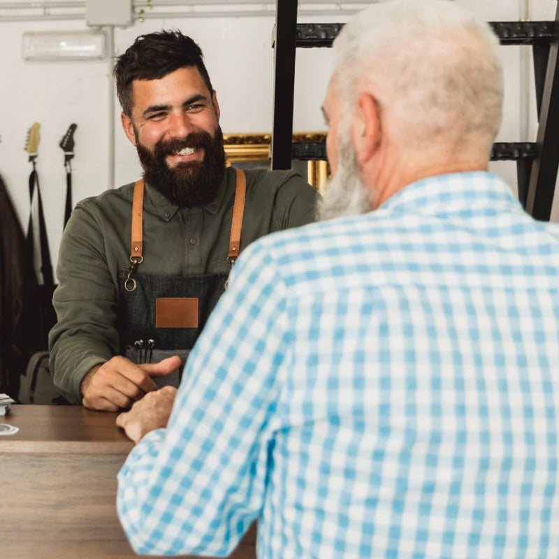Accueil chaleureux entre un vendeur et un client qui pose des questions