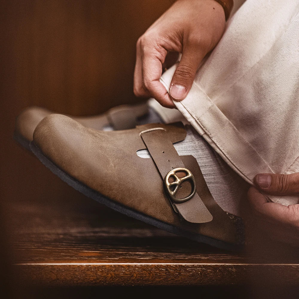 Gros plan macro texture cuir Crazy Horse marron ambre grain naturel patine et vue des teintes