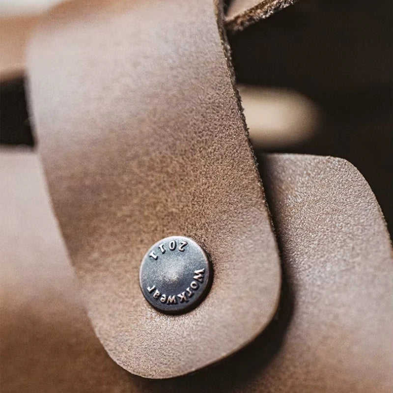 Détail bouton métallique workwear vieilli sur mule cuir Crazy Horse marron style vintage