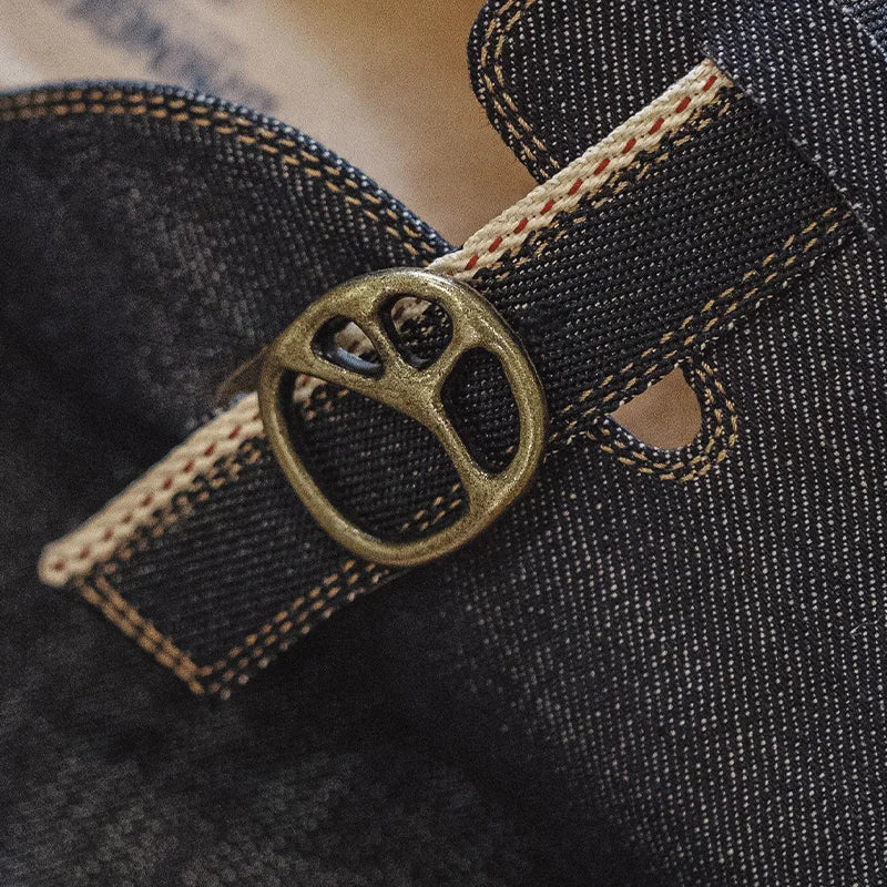 Gros plan sur la bride en denim avec boucle bronze et semelle intérieure en liège beige visible