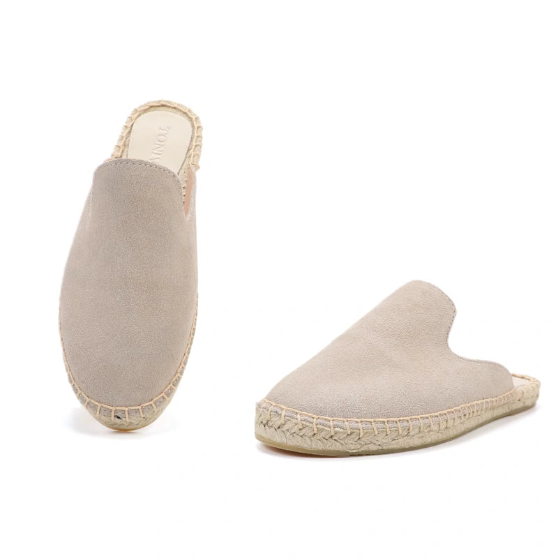 Mules espadrilles beige en daim avec semelle en corde tressée, vue avant et latérale.