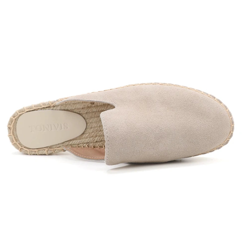 Mule espadrille beige en daim, vue inclinée avec semelle en corde naturelle.