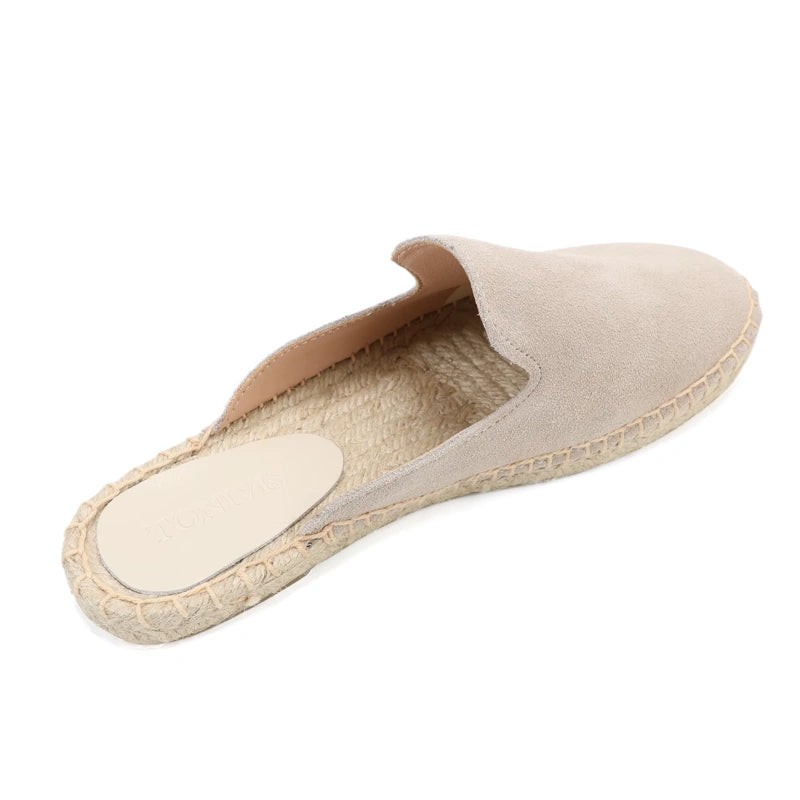 Mule espadrille beige ouverte à l’arrière, couture tressée apparente.