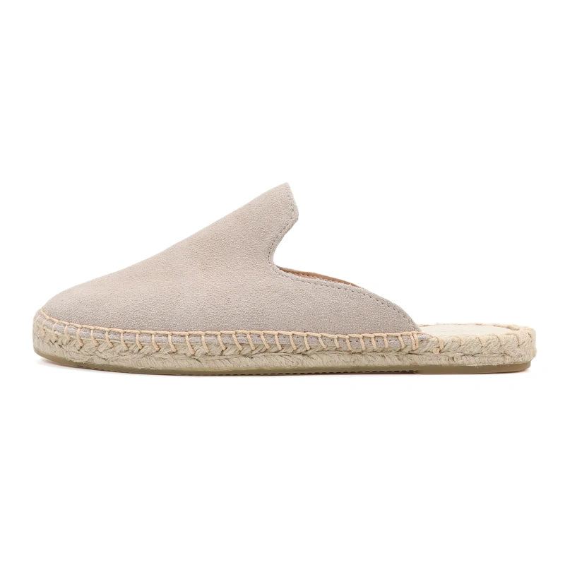 Profil de mule espadrille beige en daim avec semelle corde tressée.