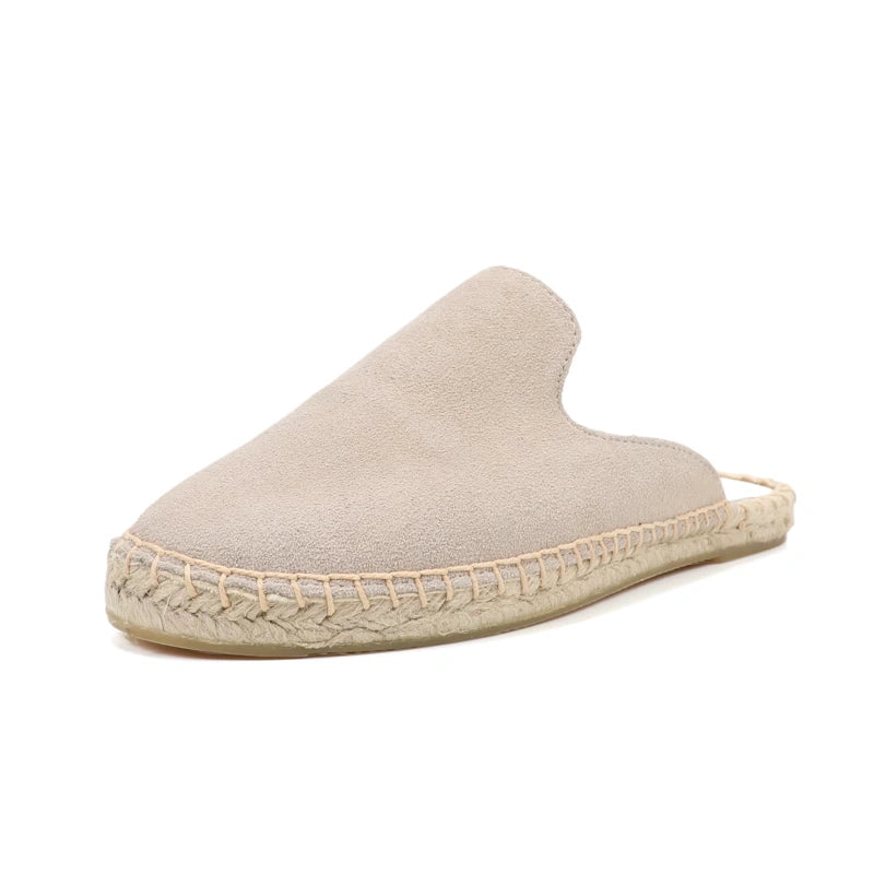 Mule espadrille beige en daim avec avant arrondi et semelle corde tressée.