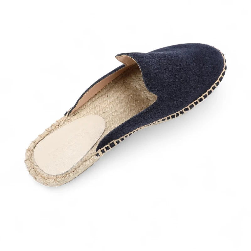 Mules espadrilles bleu en daim, finition tressée claire autour de la semelle, vue inclinée.