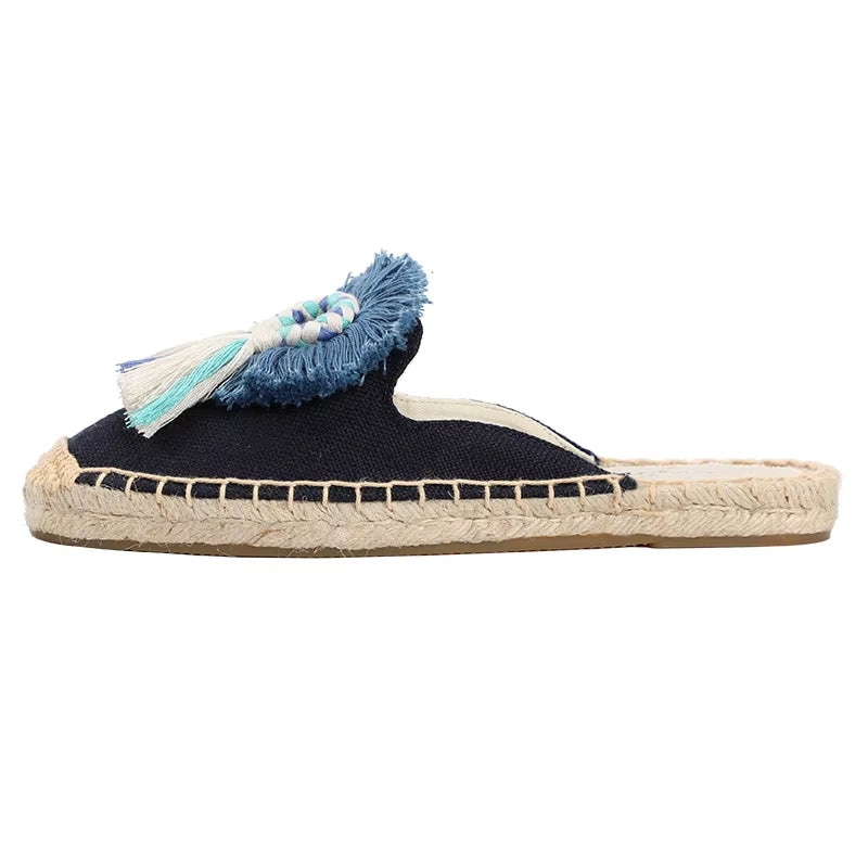Mule espadrille bleu marine tressée vue de profil, semelle intérieure en chanvre et dessus décoratif.