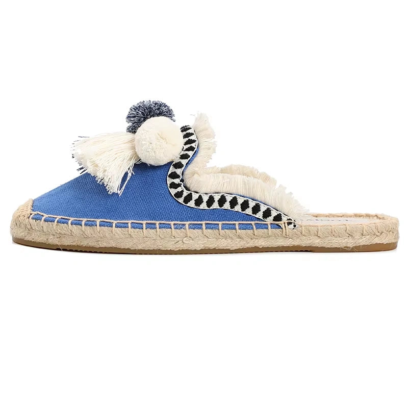 Mules espadrilles bleues à pompons, vue latérale, semelle intérieure en chanvre et caoutchouc.