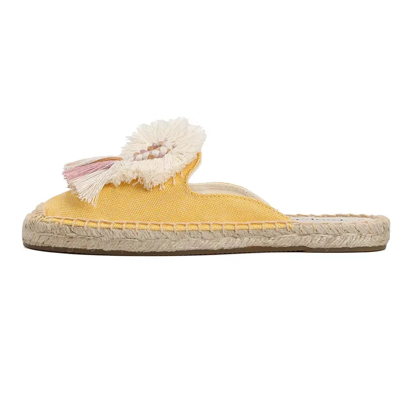 Mules espadrilles jaune tressée vue de côté, semelle corde naturelle et ornement textile.