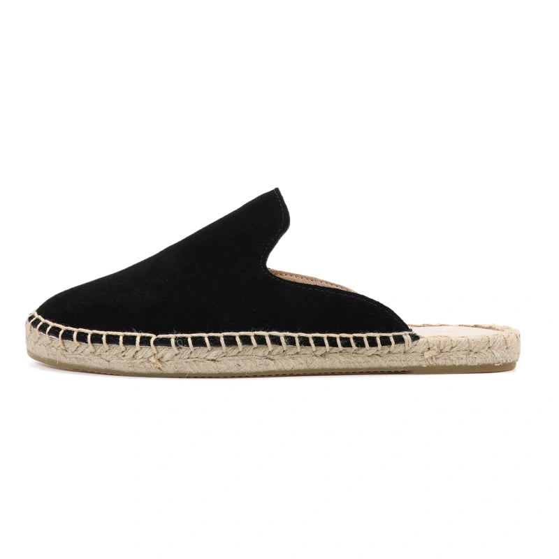 Mules espadrilles noires en daim, vue latérale avec tige découpée et semelle tressée.