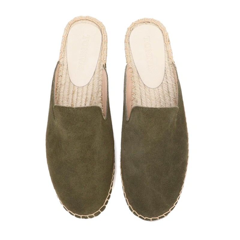Mules espadrilles vert kaki en daim posées en diagonale sur fond blanc