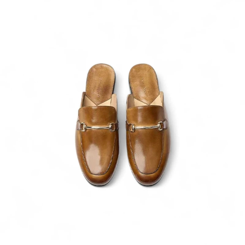 Vue du dessus des Mules Femme Chic en Cuir Marron, présentant l’empeigne lisse en cuir véritable et le détail métallique.