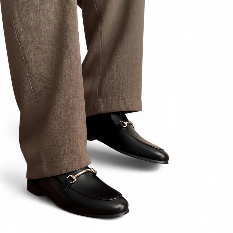 Mules Femme Chic en Cuir Noir portées avec un pantalon large, mettant en avant le style élégant du modèle