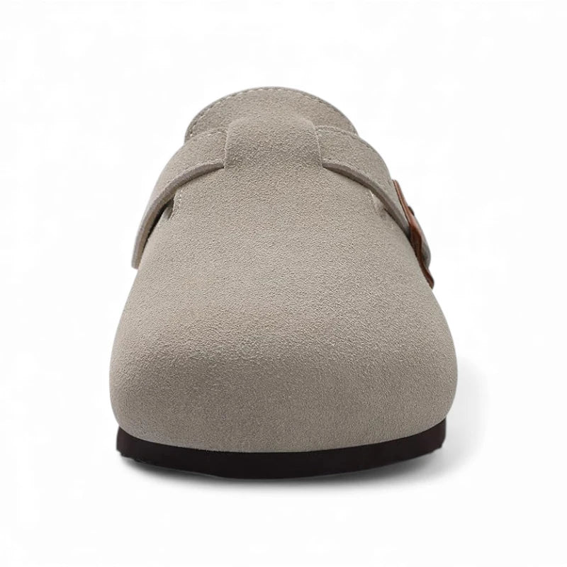 Mules de couleur grise pour femme en vue de face valorisant la partie supérieure avant de la mule et notamment sa texture et sa forme.