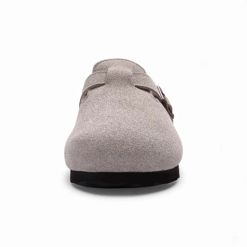 Vue de face de la mule grise fourrée pour l'hiver avec une magnifique partie upper bien texturée.