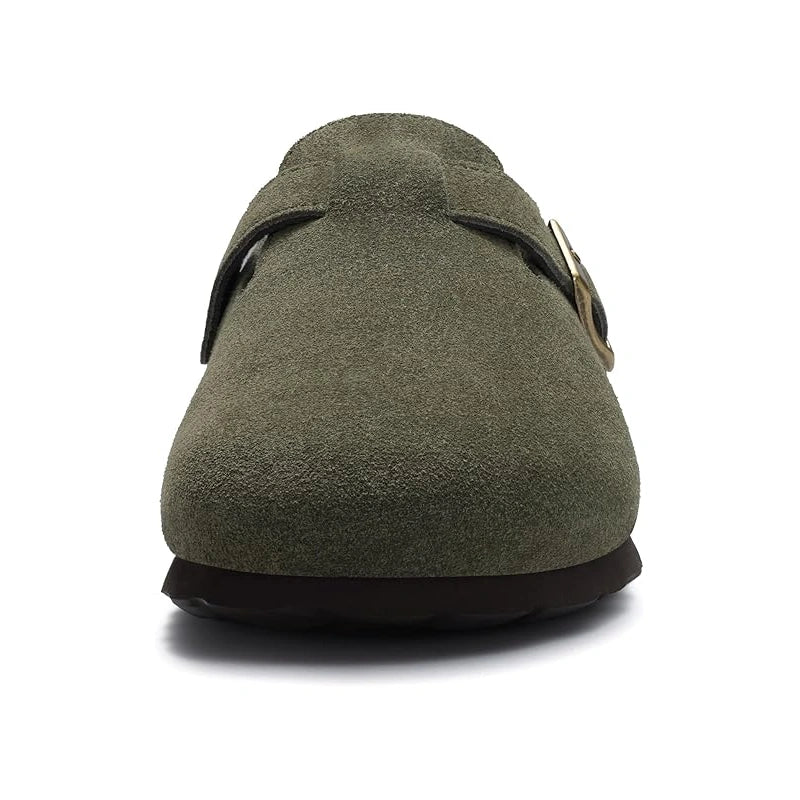 Mules de couleur vert khaki pour femme en vue de face montrant la surface avant et la texture sur un fond blanc neutre.