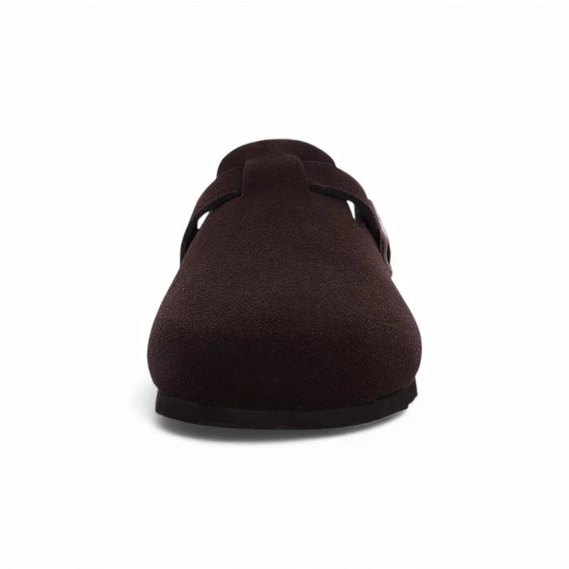 Mules de couleur marron foncé pour femme en vue de face, avec un aperçu de la surface et de la texture.