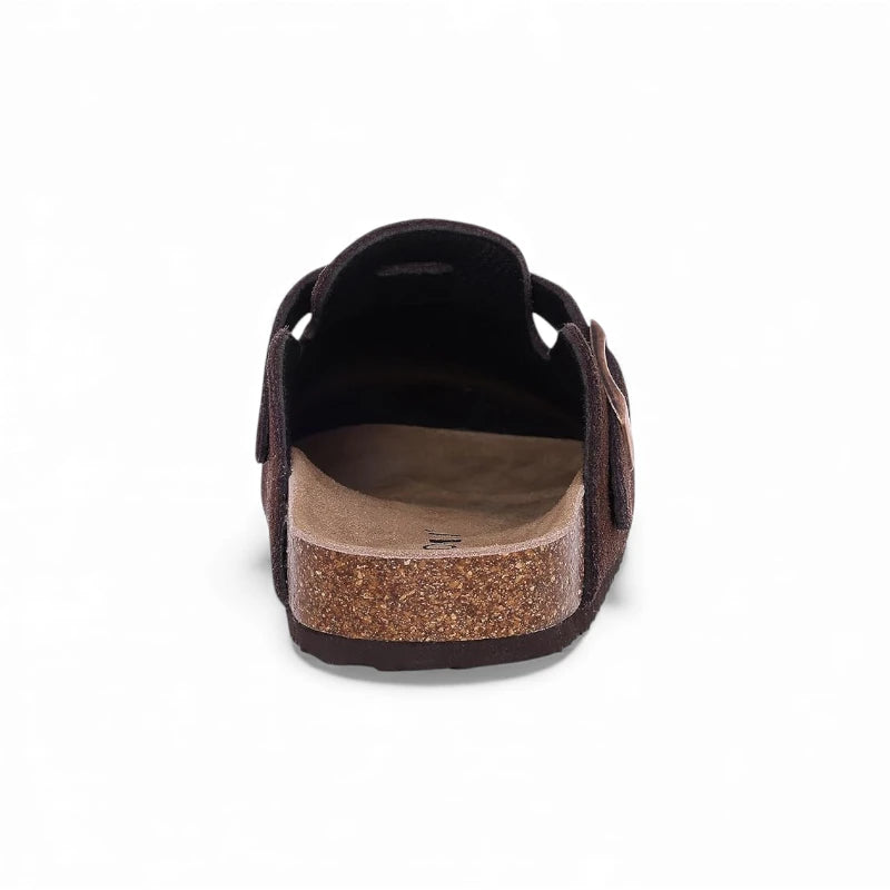 Mules de couleur marron foncé pour femme en vue arrière avec un aperçu de l'intérieur et de la surface en liège couvrant la semelle de la mule.