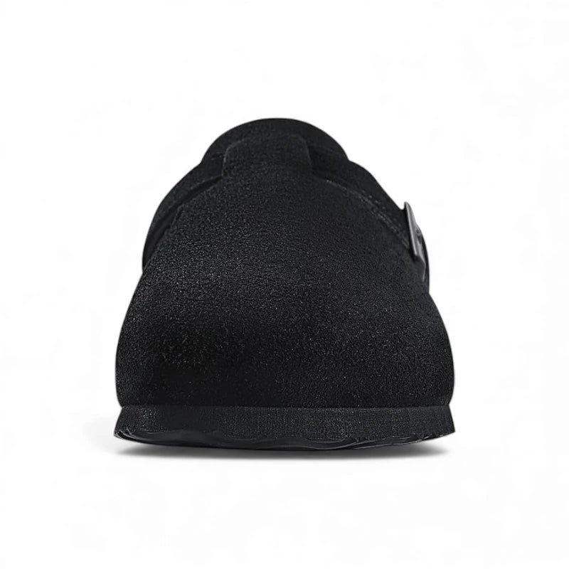 Mules de couleur noire pour femme en vue de face mettant en valeur la texture agréable de la mule et notamment sa forme.