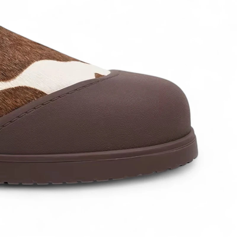 Détail du bout renforcé des Mules Vache Marron et Beige pour femme avec contraste marron foncé.