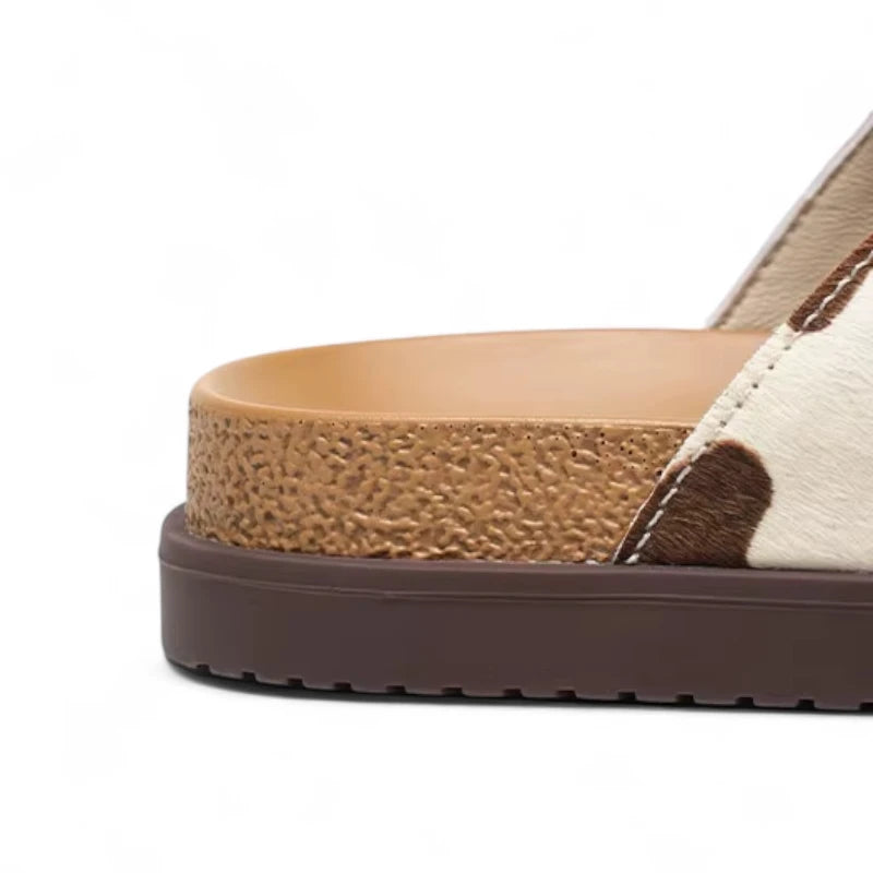 Vue latérale des Mules Vache Marron et Beige montrant la semelle caoutchouc et le talon texturé.