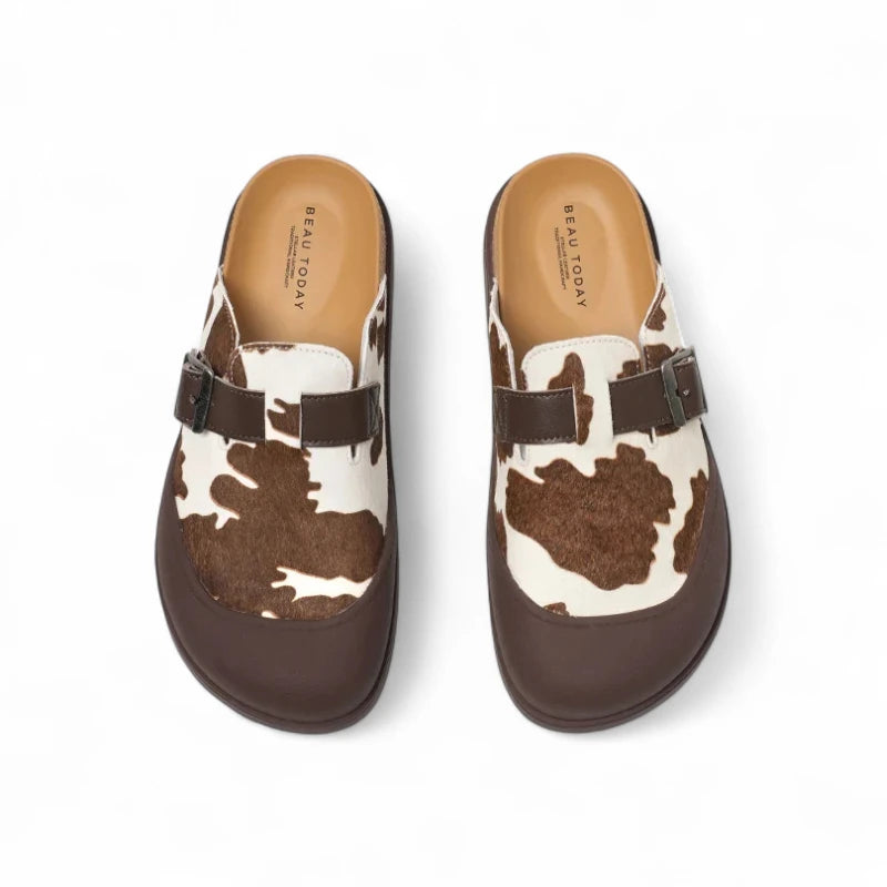 Mules Vache Marron et Beige vues de dessus, avec bride réglable et motif bicolore naturel.