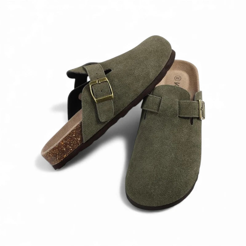 Paire sabots homme verts daim semelle liège apparente boucle bronze