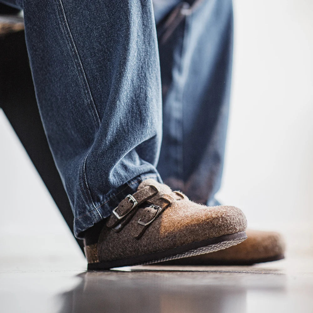 Mules laine marron portées jean bleu foncé debout vue latérale double boucles métal semelle liège marron