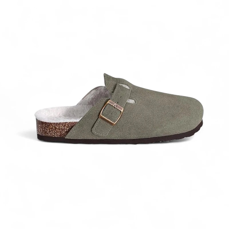 Produit s'appelant mules vert Khaki. Fourées pour l'hiver avec une semelle en liège et EVA pour un confort quotidien sur fond blanc.