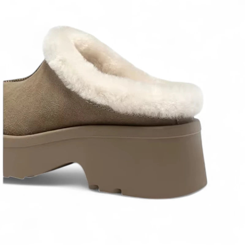 Détail du talon des sabots fourrés femme kaki, doublure blanche et semelle compensée marron.