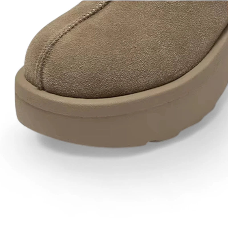 Gros plan de l’avant des sabots fourrés femme kaki en suédine avec semelle épaisse.