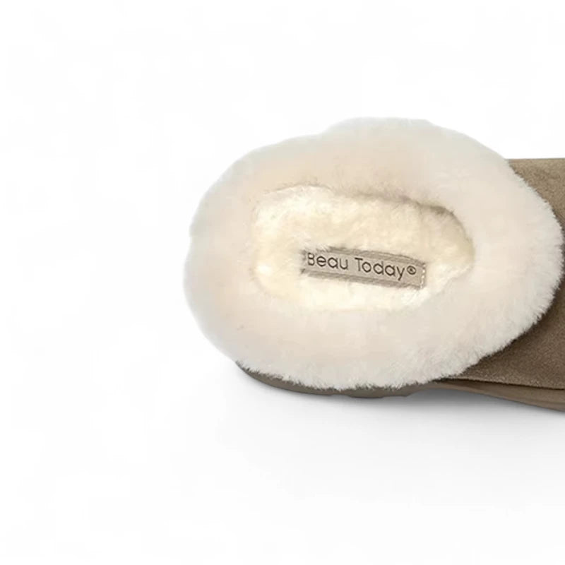 Détail du col en fourrure blanche des sabots fourrés femme kaki.