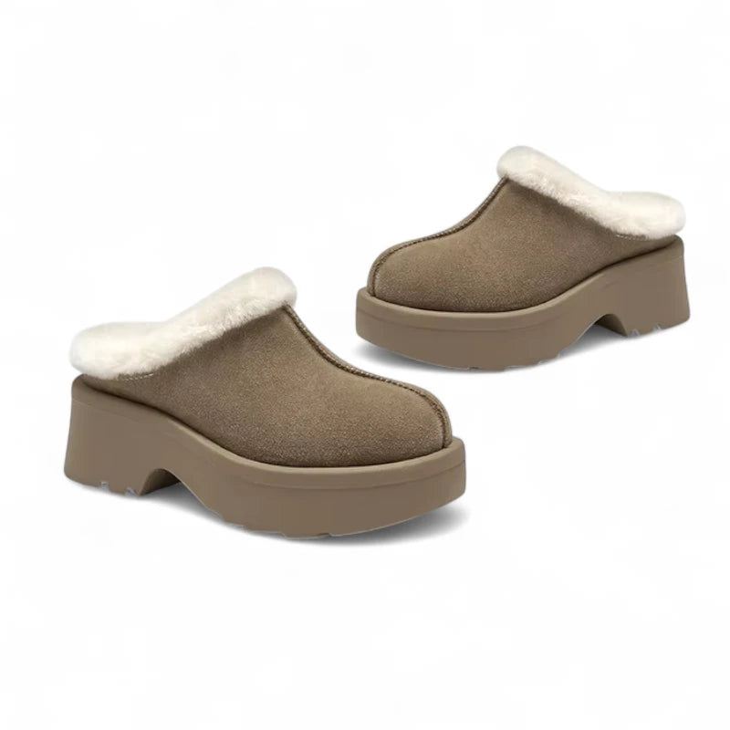 Paire de sabots fourrés femme kaki posée côte à côte, suédine kaki et plateforme marron.