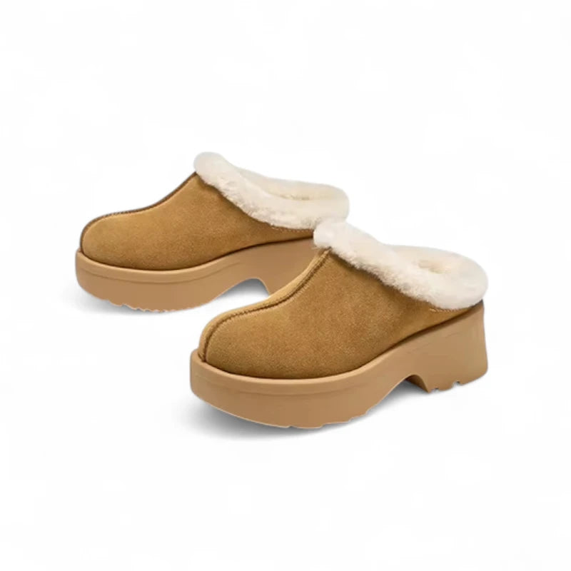 Paire de sabots fourrés femme marron posée en diagonale, suédine marron et doublure blanche.