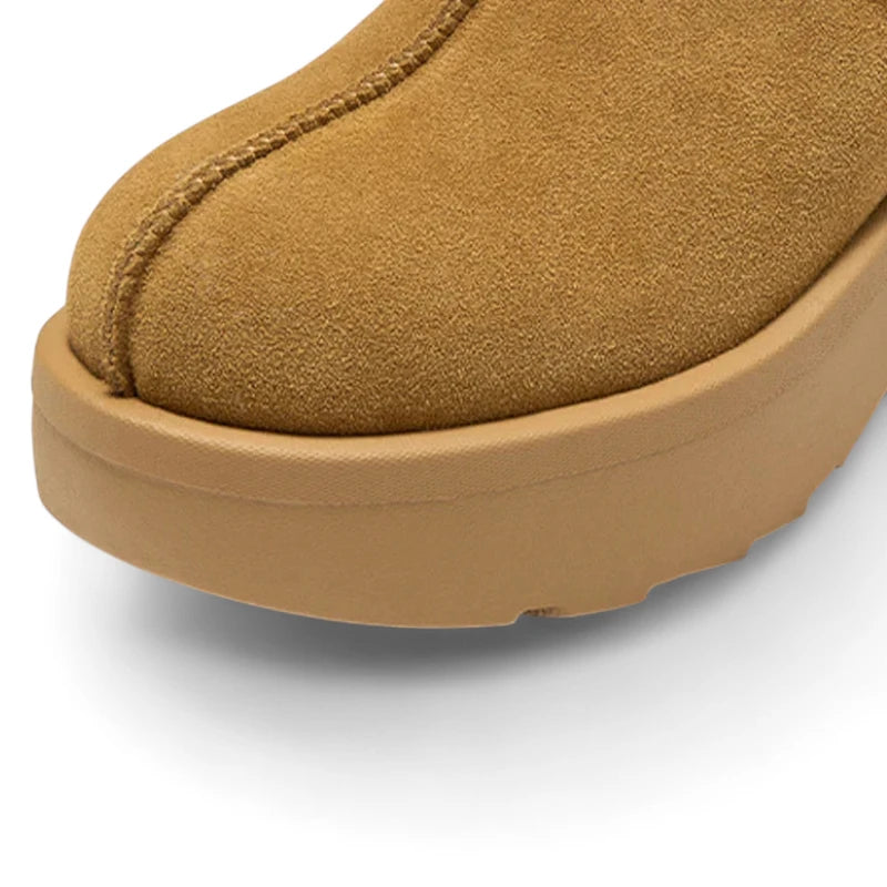 Gros plan de l’avant des sabots fourrés femme marron, suédine et plateforme épaisse beige.