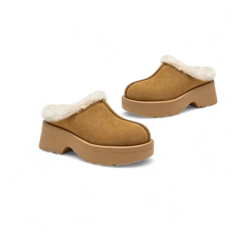 Sabots fourrés femme marron posés en duo, suédine marron et col en fourrure blanche sur semelle plateforme marron.