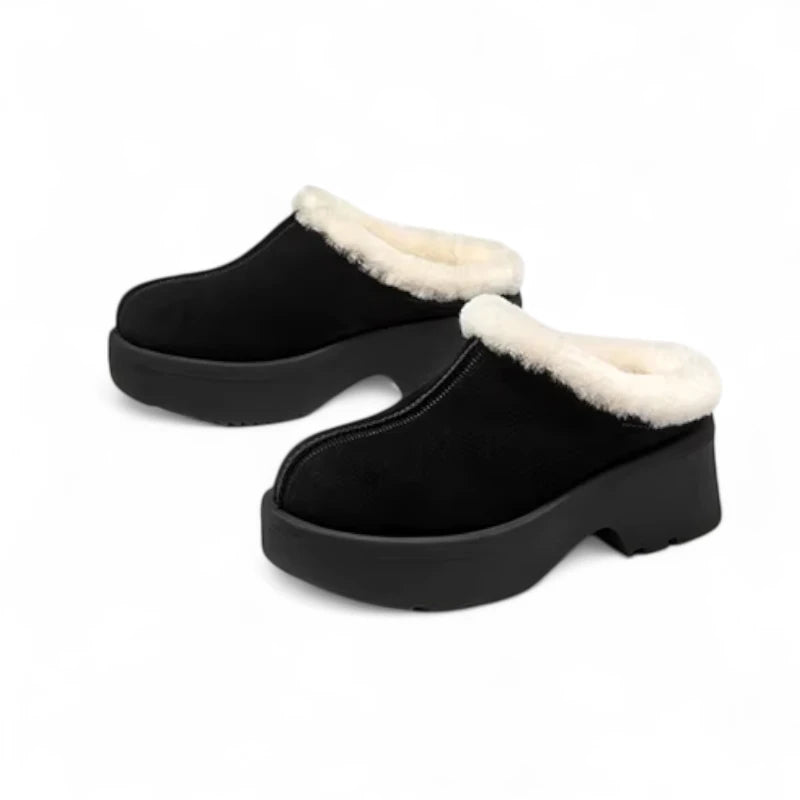 Paire de sabots fourrés femme noir posée en diagonale, semelle plateforme noire et doublure blanche.