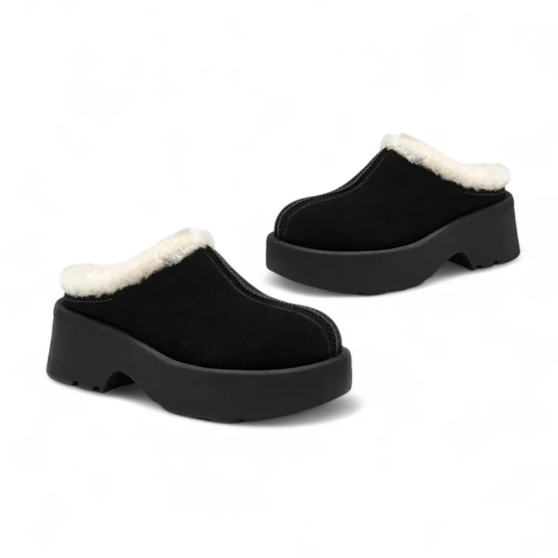 Sabots fourrés femme noir présentés en paire, suédine noire et col fourré blanc, vue 3/4.