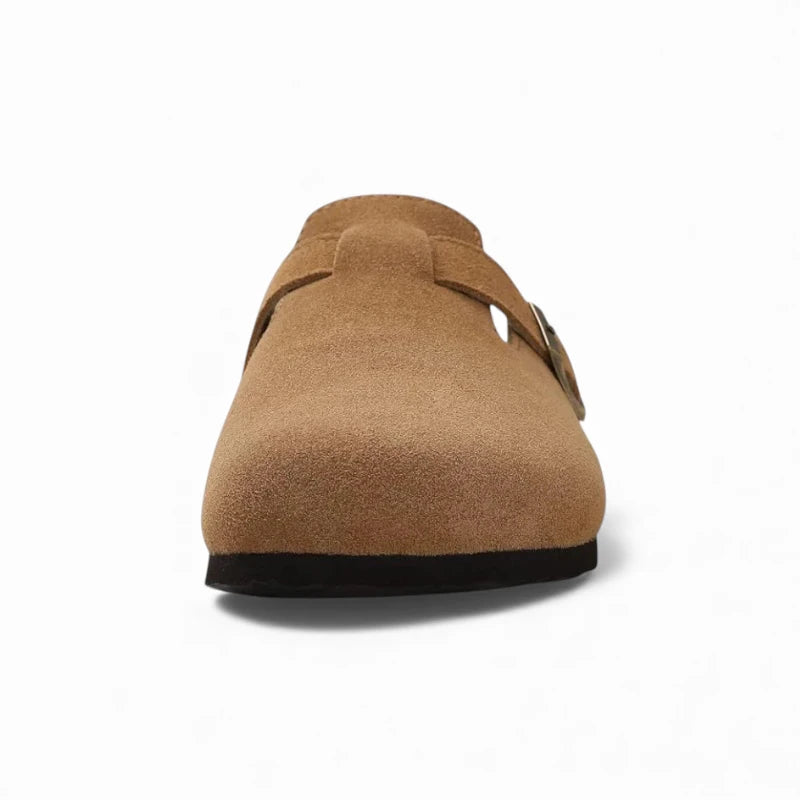 Sabot homme fermé en daim marron clair avec bride centrale à boucle bronze antique, vue de face montrant le bout arrondi et la semelle noire plate, sur fond blanc