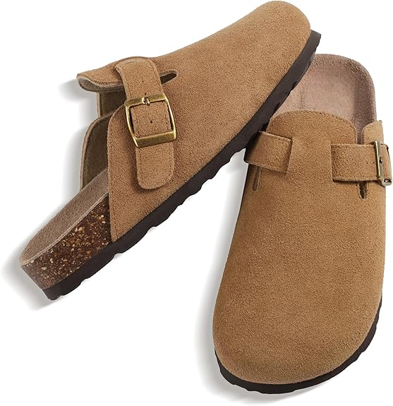Paire de sabots homme en daim marron clair avec brides à boucles bronze antique, vue en plongée montrant la semelle liège anatomique intérieure beige et la construction ergonomique, sur fond blanc