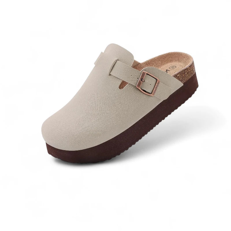 Sabots Plateforme Beige à Semelle Marron vue inclinée, tige en cuir suédé beige et semelle compensée marron.