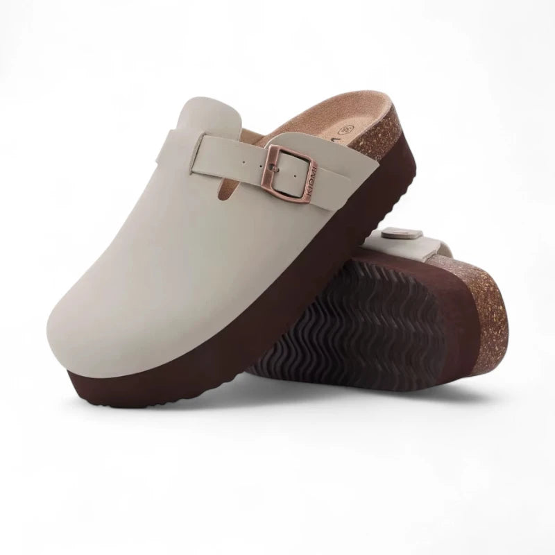 Sabots Plateforme Beige à Semelle Marron superposés, dessus suédé beige et semelle marron texturée.