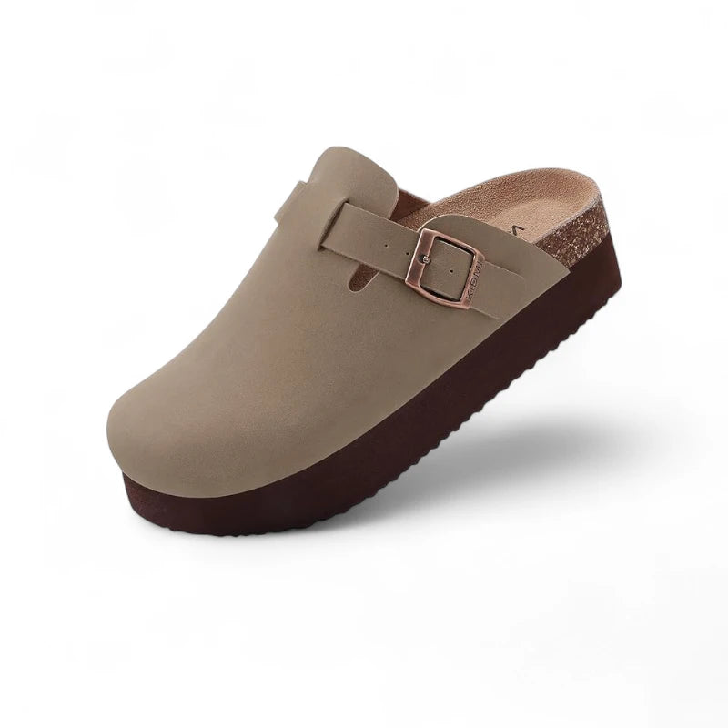 Sabots Plateforme Femme Marron Clair avec dessus en daim et semelle compensée marron, vue en angle.