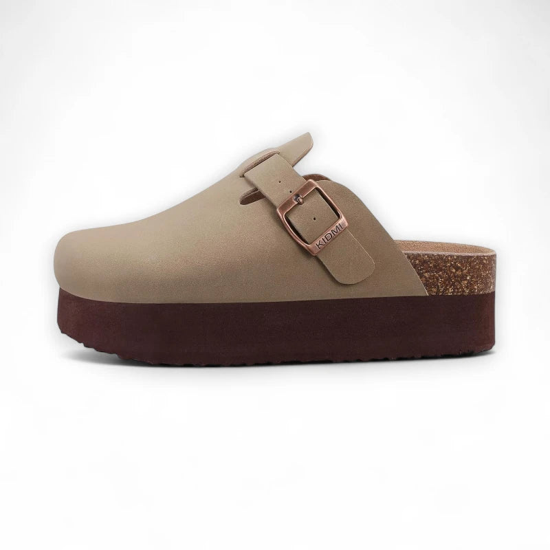 Profil latéral des Sabots Plateforme Femme Marron Clair avec boucle métal et semelle en liège compensé.