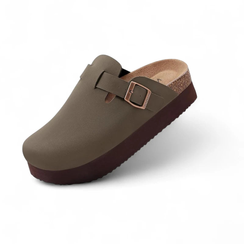 Sabots Plateforme Marron Femme à Semelle Marron en daim marron posés en léger angle avec boucle métallique bronze