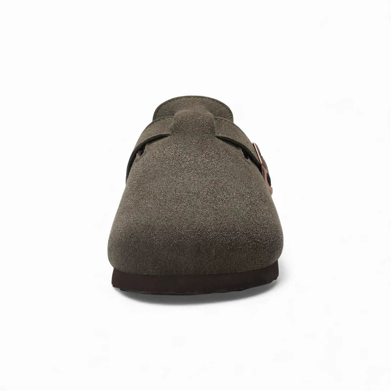 Vue de face de mules vert khaki pour l'hiver en zoom sur la partie du upper sur un fond blanc